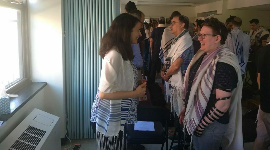  שרה הורביץ, משמאל, לשעבר כותבת נאומים למישל אובמה, ב'תרגיל התבוננות' עם תלמידה רבנית לילי סולוצ'ק בישיבת רוממו, 16 ביולי, 2019 (בן סיילס)